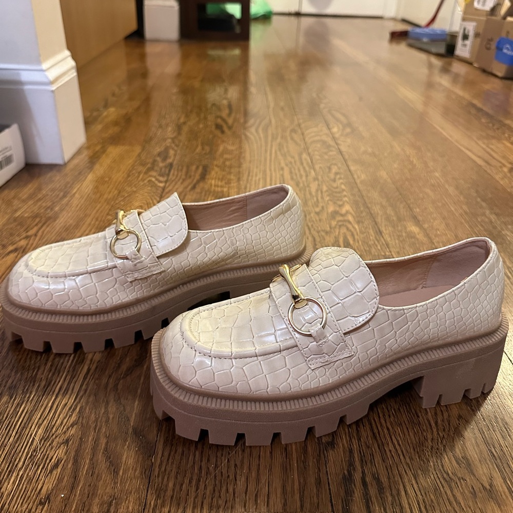 NEVER WORN Urban Outfitters Size 8 Loafers